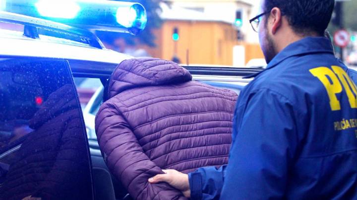 Detienen a dos presuntos policías peruanos con 10 kilos de droga en Arica