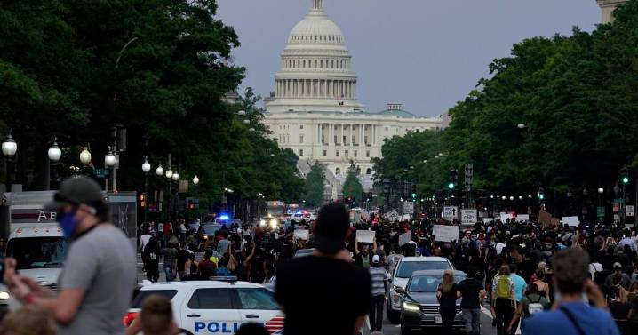 FBI fires agents photographed kneeling during 2…