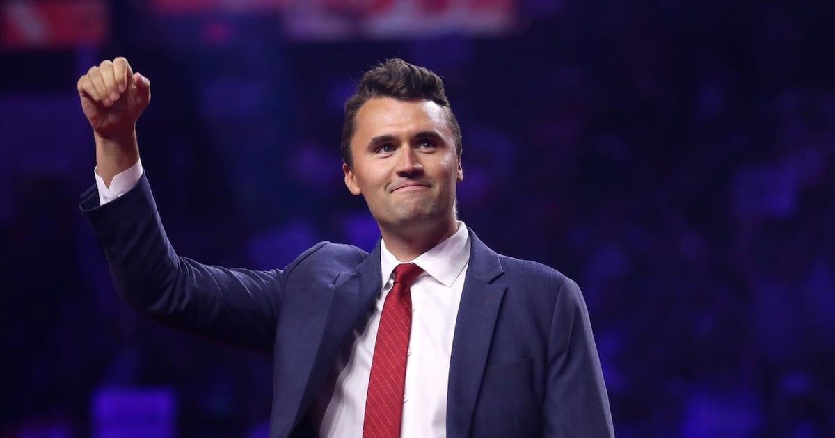 Quién era Charlie Kirk, el joven activista conservador y partidario de Trump que fue asesinado en Utah