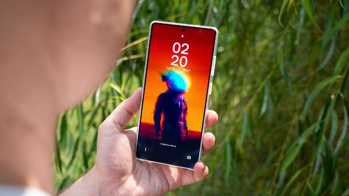 The Galaxy S26 Ultra might pack a display that hides your screen from prying side glances