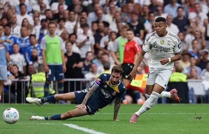 Real Madrid vence 2-0 al Espanyol y sigue líder invicto en LaLiga