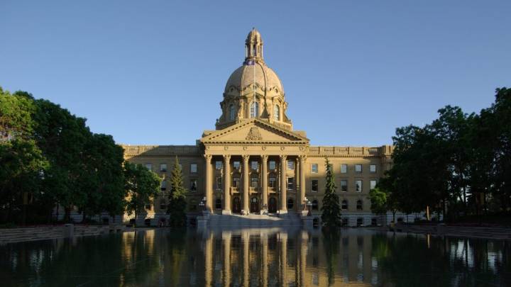 Strike averted: Alberta government workers approve mediated deal