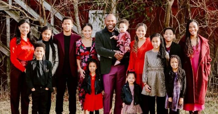Former NFL Star Shaun Alexander’s Enormous Family of 14 Children Endured a Tragic Loss