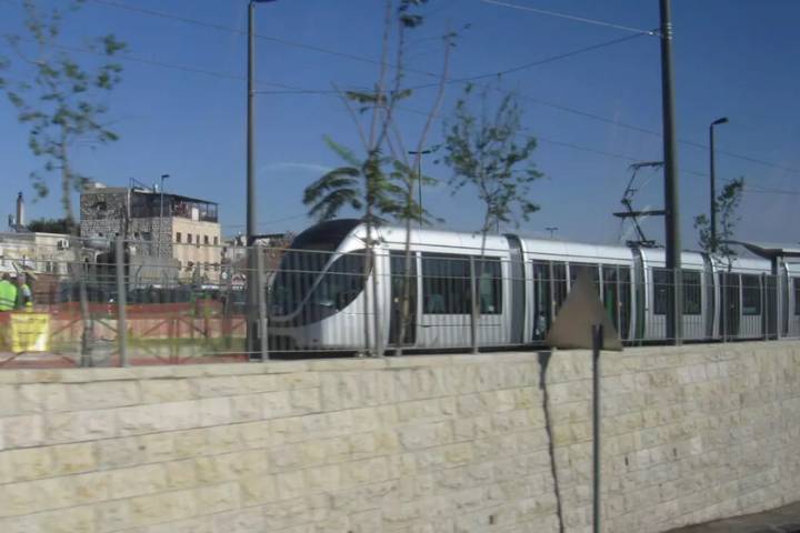 El gigante ferroviario español tenía previsto construir un tren ligero entre Jerusalén y Cisjordania. Ahora tiene un problema