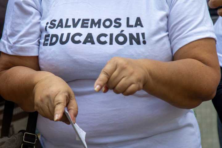Conflictos por la fecha, salarios suspendidos y déficit de docentes complican el regreso a clases
