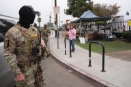 DHS anuncia que no cumplirá ley de California que prohíbe a agentes usar mascarillas