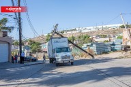 Camión derriba poste y deja sin luz a colonia El Tecolote
