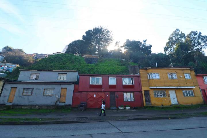 Talcahuano: ordenan demolición de viviendas por peligro de derrumbe del Cerro Zaror