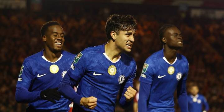 El golazo de Facundo Buonanotte que salvó al Chelsea ante un equipo de la Tercera División en la Copa de la Liga inglesa