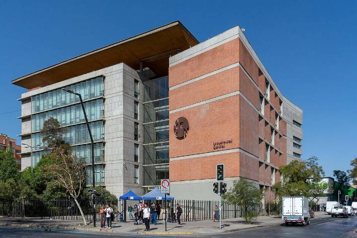 Pelea dentro de la Universidad Central de Santiago deja dos estudiantes apuñalados: hay un detenido