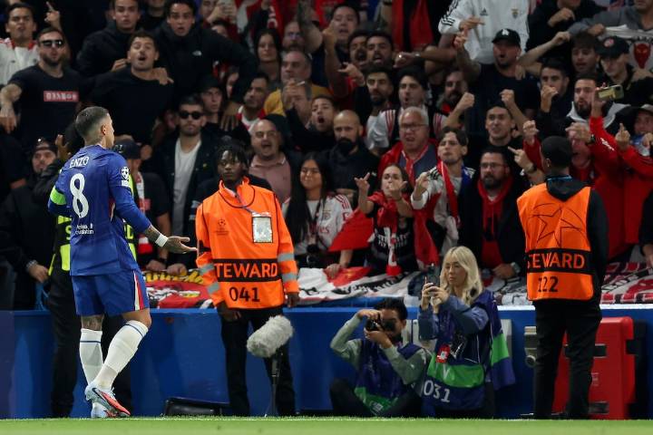 "Mercenario y traidor". Insultos y proyectiles: Enzo Fernández la pasó mal frente a los hinchas de Benfica