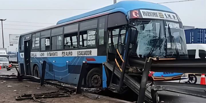 Tragedia en Vía de Evitamiento: bus se queda sin frenos y termina incrustado en baranda metálica dejando 2 muertos