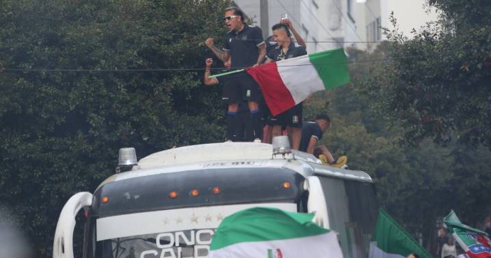 No es de ahora: la fiesta en el bus camino al Palogrande, ritual del Once Caldas y sus hinchas en todo el año