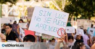 "Sin luz no se puede aprender": un colegio de Sevilla saca los pupitres a la calle para denunciar apagones en clase