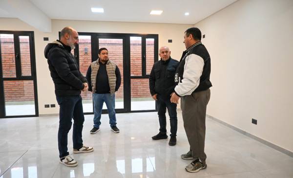 Sastre recorrió la construcción de 11 consultorios en la sede local de Ampal