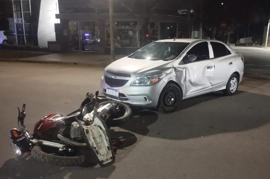 Fuerte choque entre una moto y un auto en Argentino Valle y Las Heras