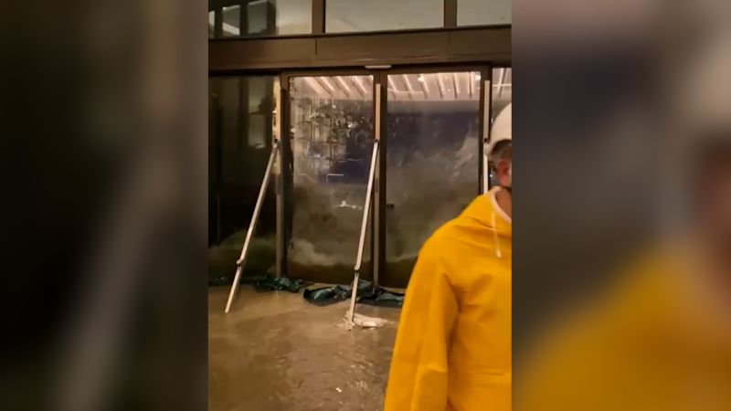 Fuerte marejada destroza los ventanales de un hotel en Hong Kong