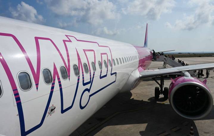 Traveler Says Airplane Passengers Panicked After Seeing Cracked Window