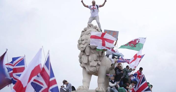 More than 100,000 attend London protest with clashes breaking out