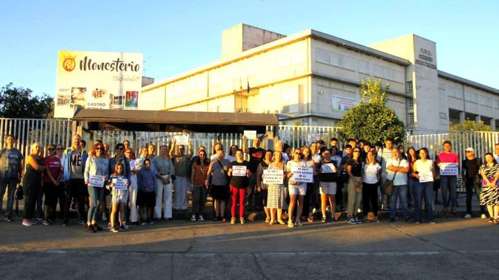 Familias de Monesterio afectadas por el transporte escolar se concentran a las puertas del IES Juan Calero
