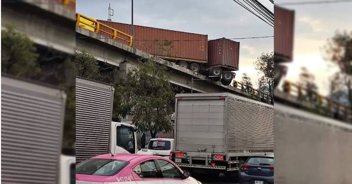 Tráiler de doble remolque provoca caos vial en Naucalpan; riesgo de caída desde un puente