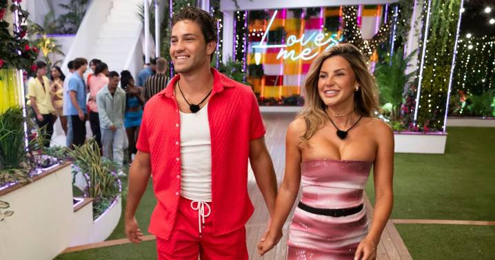 'Love Island's Iris Kendall & TJ Palma Announce Relationship