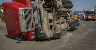 Vuelca pipa de brea, ocasiona caos vial y moviliza a autoridades