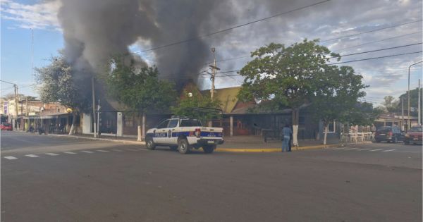 Se prendió fuego una confitería salteña: Bomberos y vecinos intentan sofocar las llamas