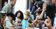 FOTOS: Fanáticos responden convocatoria y llegan a ver a participantes de Objetivo Fama