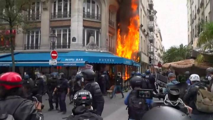 Las protestas de París originan un gran incendio en un restaurante en el centro de la ciudad