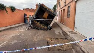 Espectacular imagen en Teruel cuando un camión de la basura se ha hundido en la calle Barrio del Carmen