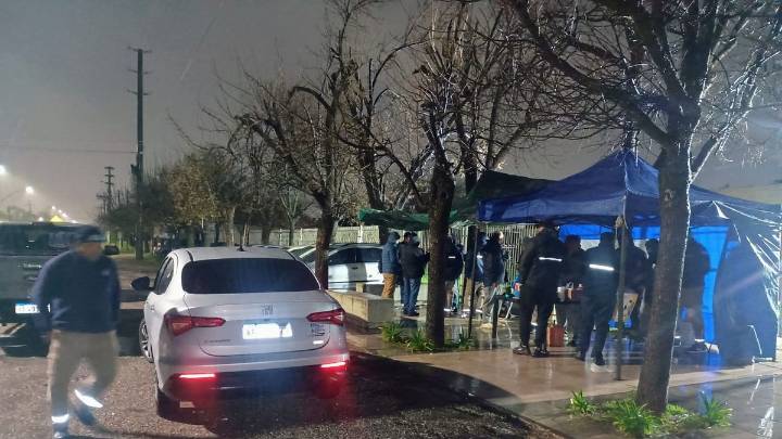 A la espera de novedades, trabajadores de ILVA acampan en la puerta de la empresa