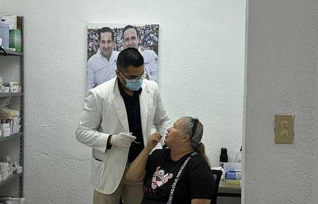 Atienden a 100 personas en brigada de salud bucal