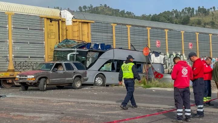 VIDEO: Tren impacta camión de pasajeros en la carretera Atlacomulco