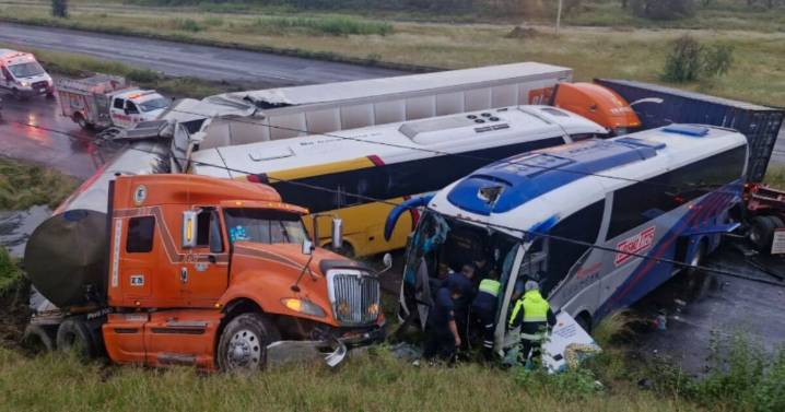 VIDEO: Brutal carambola en Aguascalientes deja decenas de heridos; chocaron tráileres y camiones