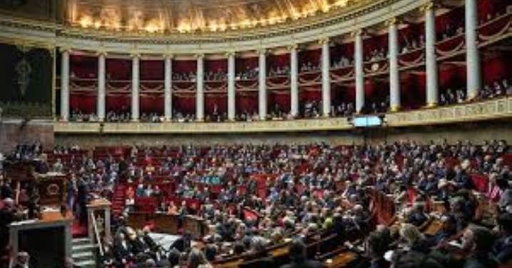 Destituyeron al primer ministro de Francia: Emmanuel Macron deberá renovar su Gobierno