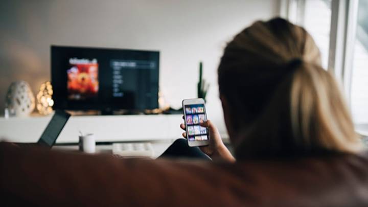 Así puede proyectar desde su celular al televisor en solo segundos sin necesidad de cables ni aplicaciones externas