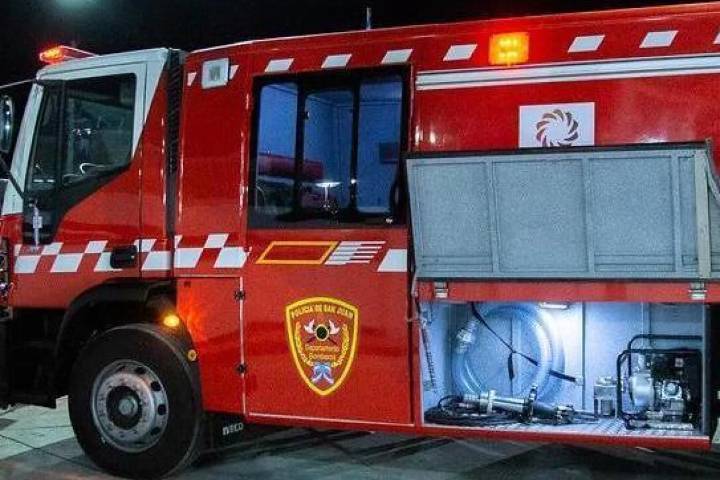 Devastador incendio en Caucete: el fuego arrasó con un gimnasio, un taller y seis vehículos