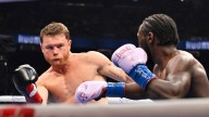 Crawford le da una clase de boxeo a Canelo y lo baja del trono
