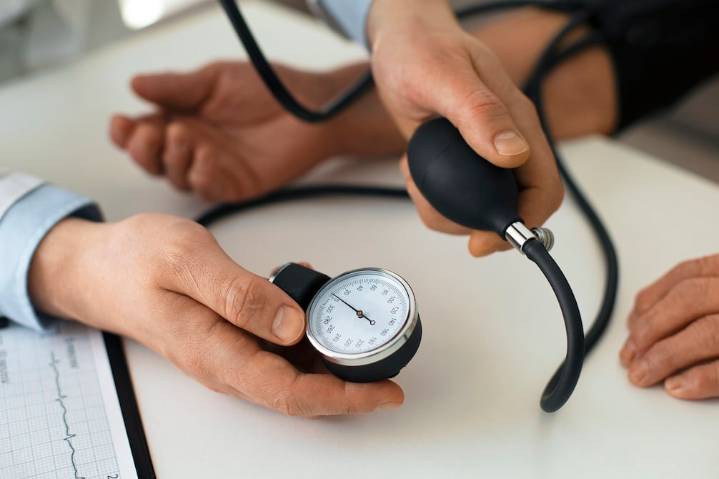 Asociación Estadounidense del Corazón revela nuevas pautas para la presión arterial alta: esta es la medida normal ahora