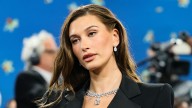 Hailey Bieber nos da el peinado fácil que dominará en el otoño 2025