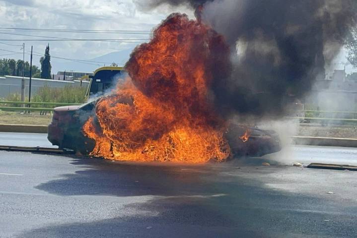Saltillo: arde y queda calcinado un auto en V. Carranza; familia logra ponerse a salvo