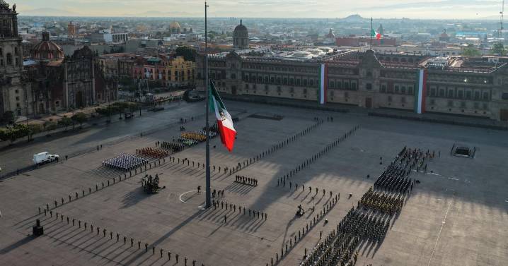 ¿Por qué la bandera nacional ondea a media asta en el Zócalo este 19 de septiembre?
