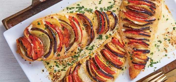Prepara un rico almuerzo de pechugas rellenas de pollo con ratatouille y salsa cremosa