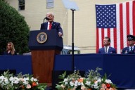 Trump da la Medalla de la Libertad póstuma a Charlie Kirk durante el homenaje del 11