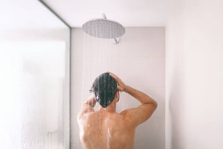 ¿Es mejor ducharse por la mañana o por la noche? La ciencia lo tiene claro