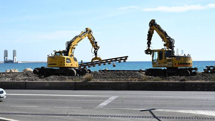 Arrancan los trabajos de renovación de las vías del tren frente a la costa de Alicante