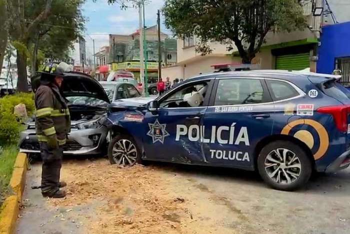 Choque entre patrulla y auto deja un lesionado en Toluca