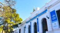 El control del largo de las polleras desató una polémica