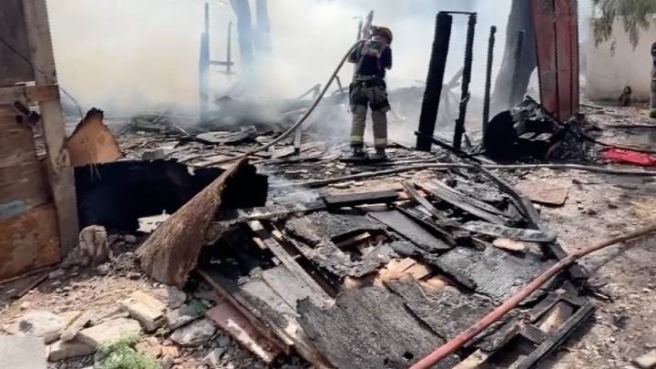Fuerte incendio arrasa con dos tejabanes de la colonia Postal Cerritos